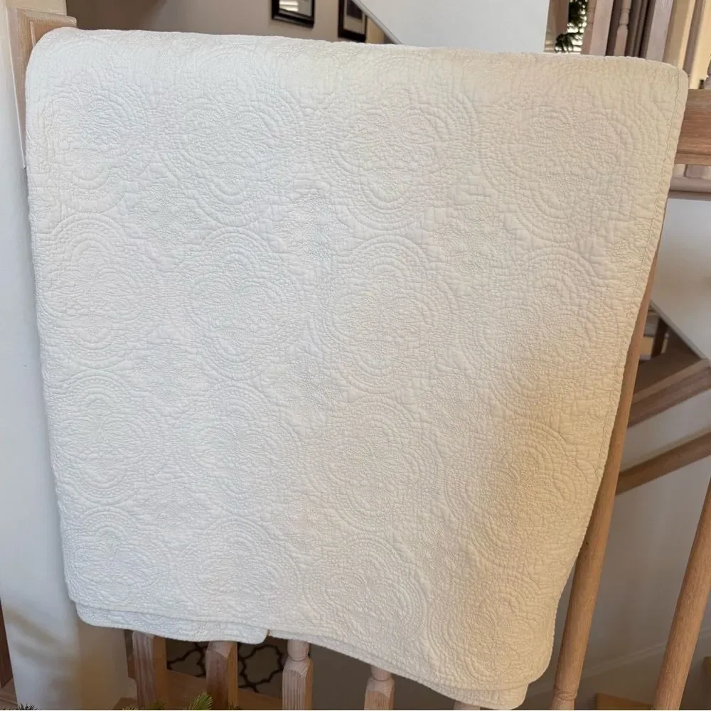 Earl & Wilson Medallion Stitched Full Size Cotton Quilt Coverlet in White